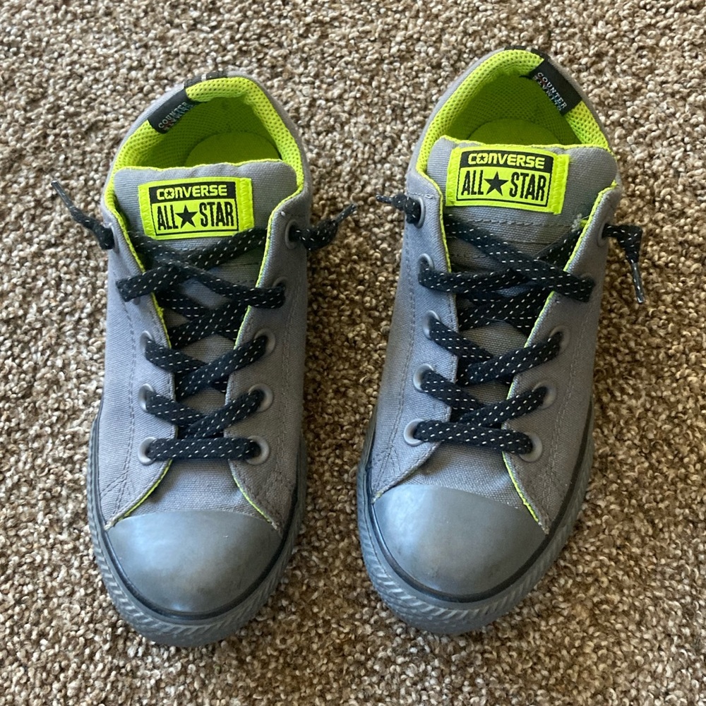 Boy’s Converse size 3